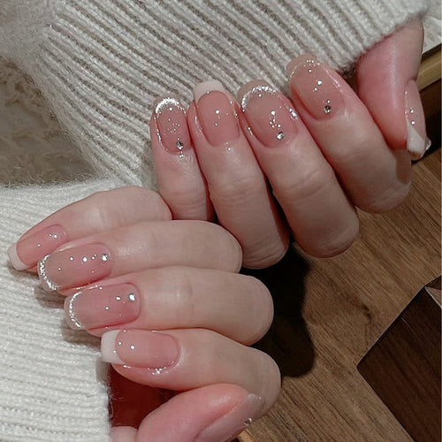 Glamouröse Kunstnägel mit Filigranen Strass-Details Karnz