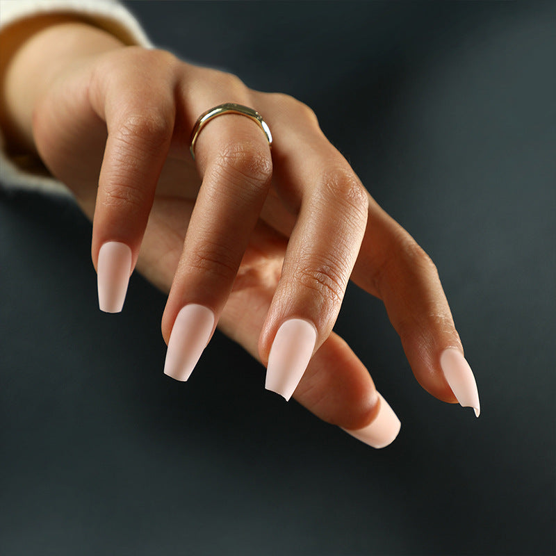 Kunstvolle Nagelverlängerungen im modernen Stil Karnz