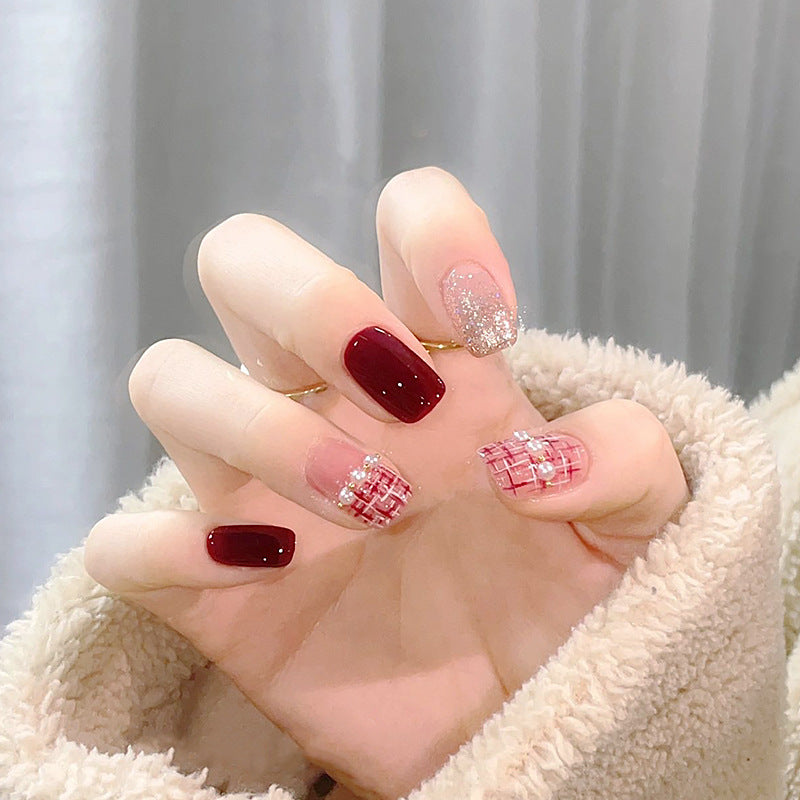 Kunstnagelset mit glamourösen Glitzer- und Texturalen Akzenten Karnz