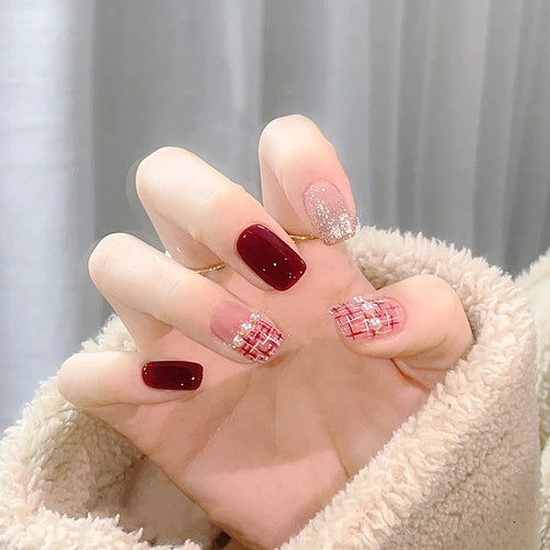 Kunstnagelset mit glamourösen Glitzer- und Texturalen Akzenten Karnz