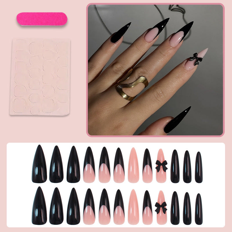 Kunstnagelset mit elegantem Schwarz-Weiß-Design und spielerischen Akzenten Karnz