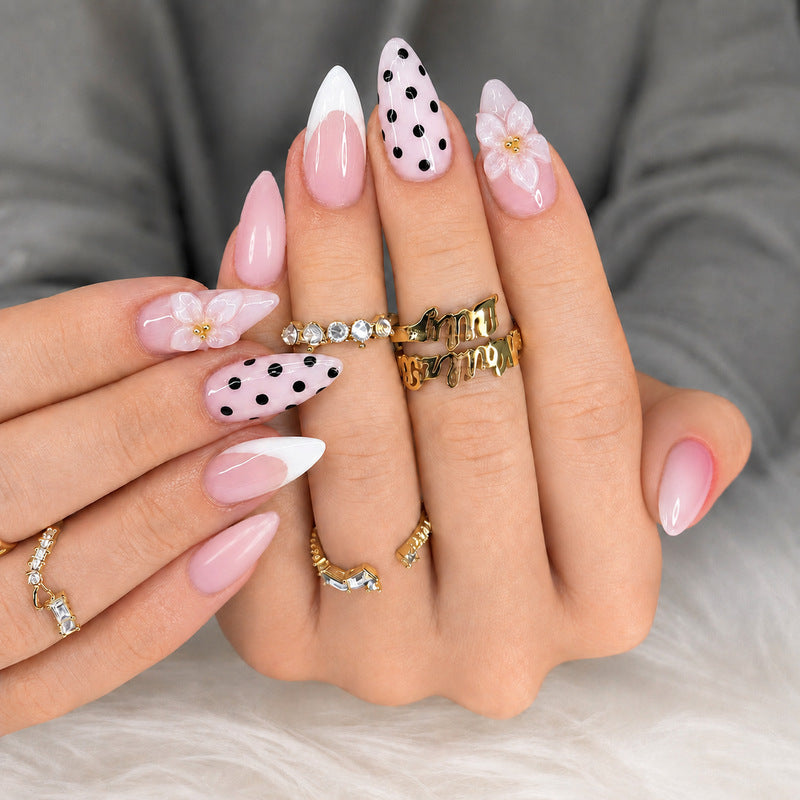 Premium Nageldesign mit Punkten und Blüten Karnz