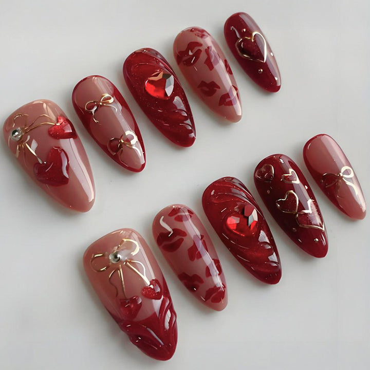 Kunstnagelset mit romantischen Herz- und Glitzerverzierungen Karnz