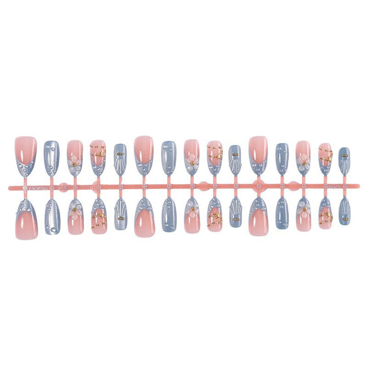 Kreatives Kunstnagelset mit eleganten Blüten- und Glitzerakzenten Karnz