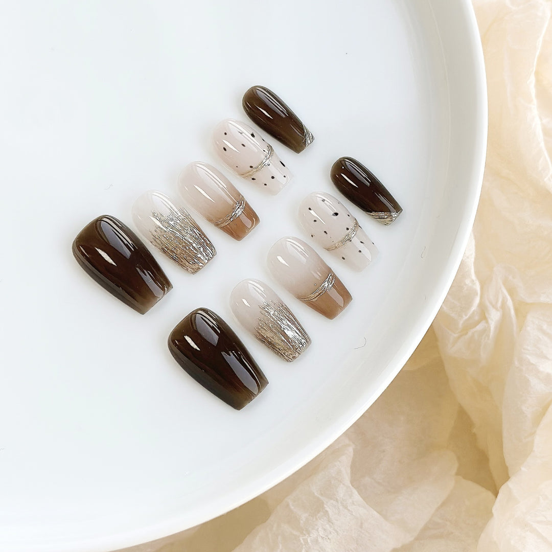 Elegantes Press-On-Nagelkunstset mit einzigartigen Texturen