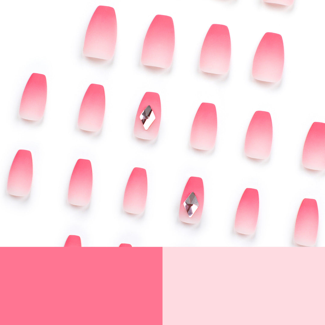 Glamouröse Nagelkunst mit eleganten Strass-Akzenten Karnz