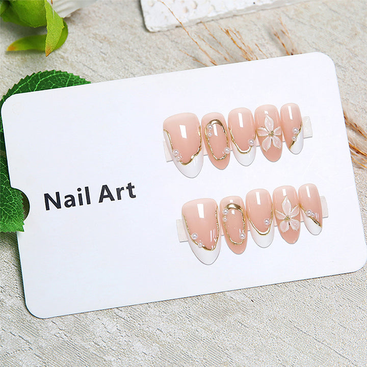 Kunstvolle Nagelspitzen mit elegantem Perlendesign Karnz