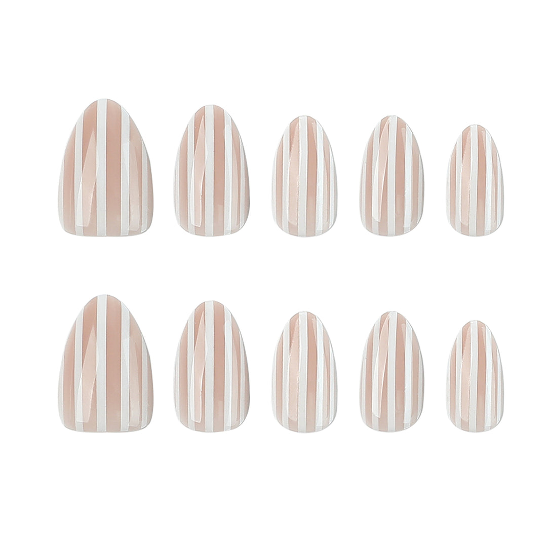 Stilvolle Nailart mit Eleganten Streifenmustern Karnz