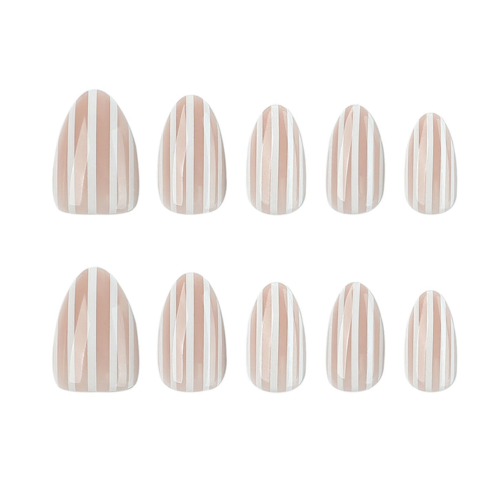 Stilvolle Nailart mit Eleganten Streifenmustern Karnz
