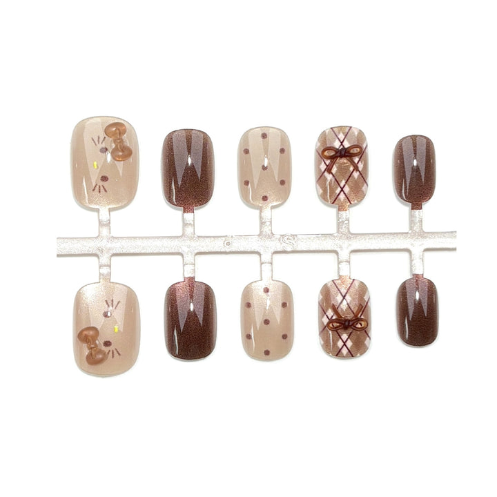 Künstlerisches Press-On-Nagelset mit skurrilen Designs