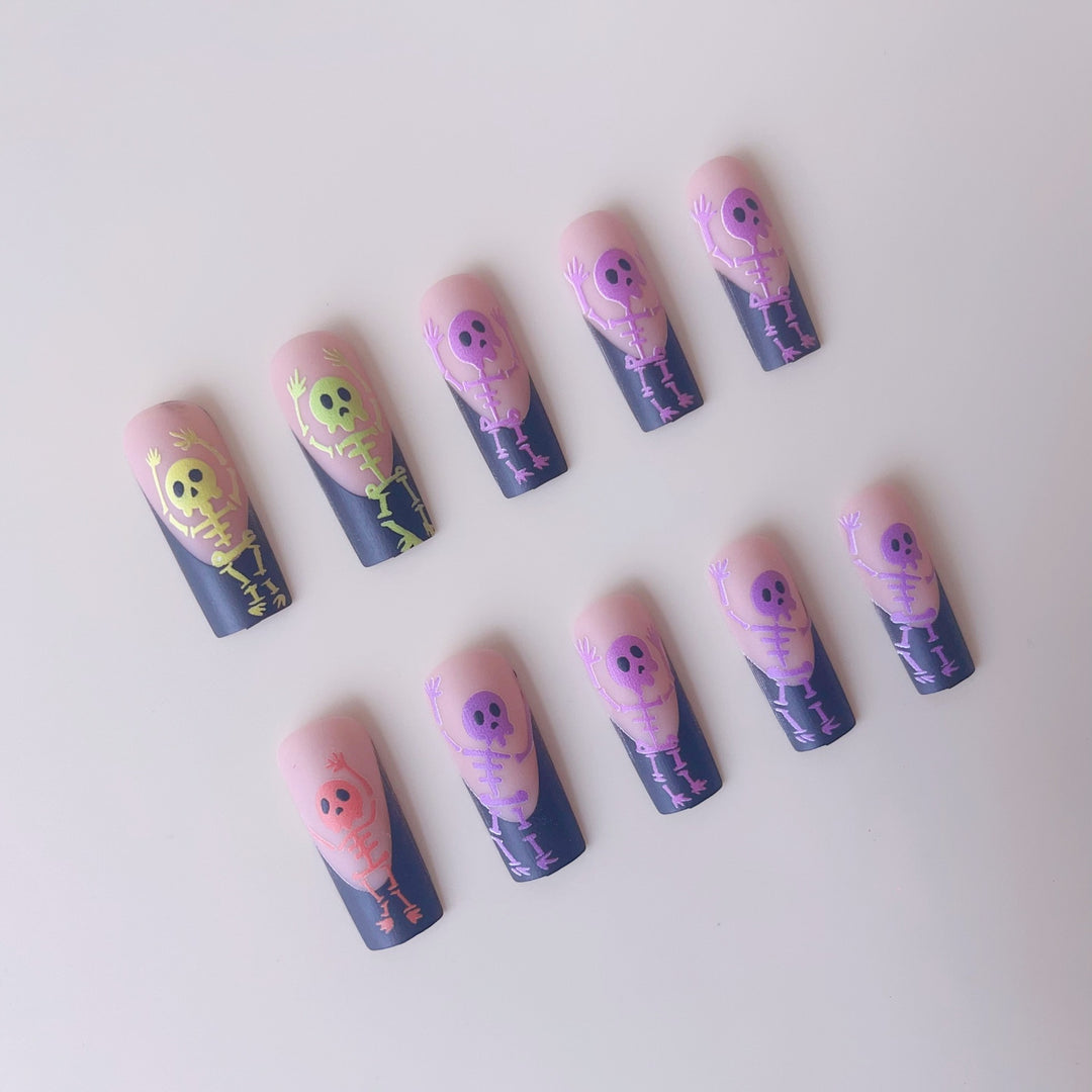 Kreatives Halloween Kunstnagelset mit Skelettherzen und leuchtenden Akzenten Karnz