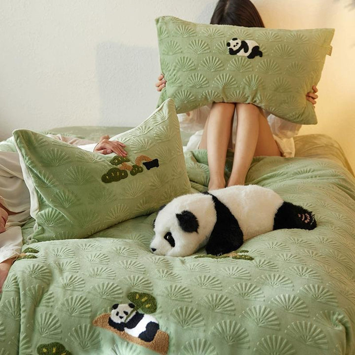 Flauschige Microfaser-Bettwäschegarnitur mit Reliefjacquard und gestickten Panda-Motiven