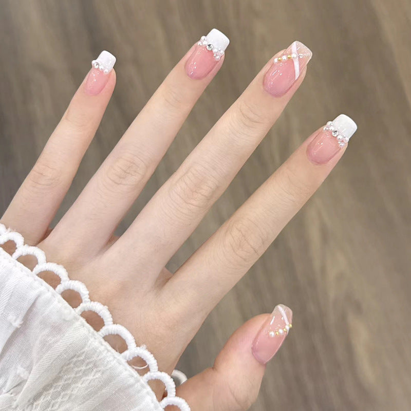 Glamouröse Kunstfingernägel mit Herzdesign Karnz