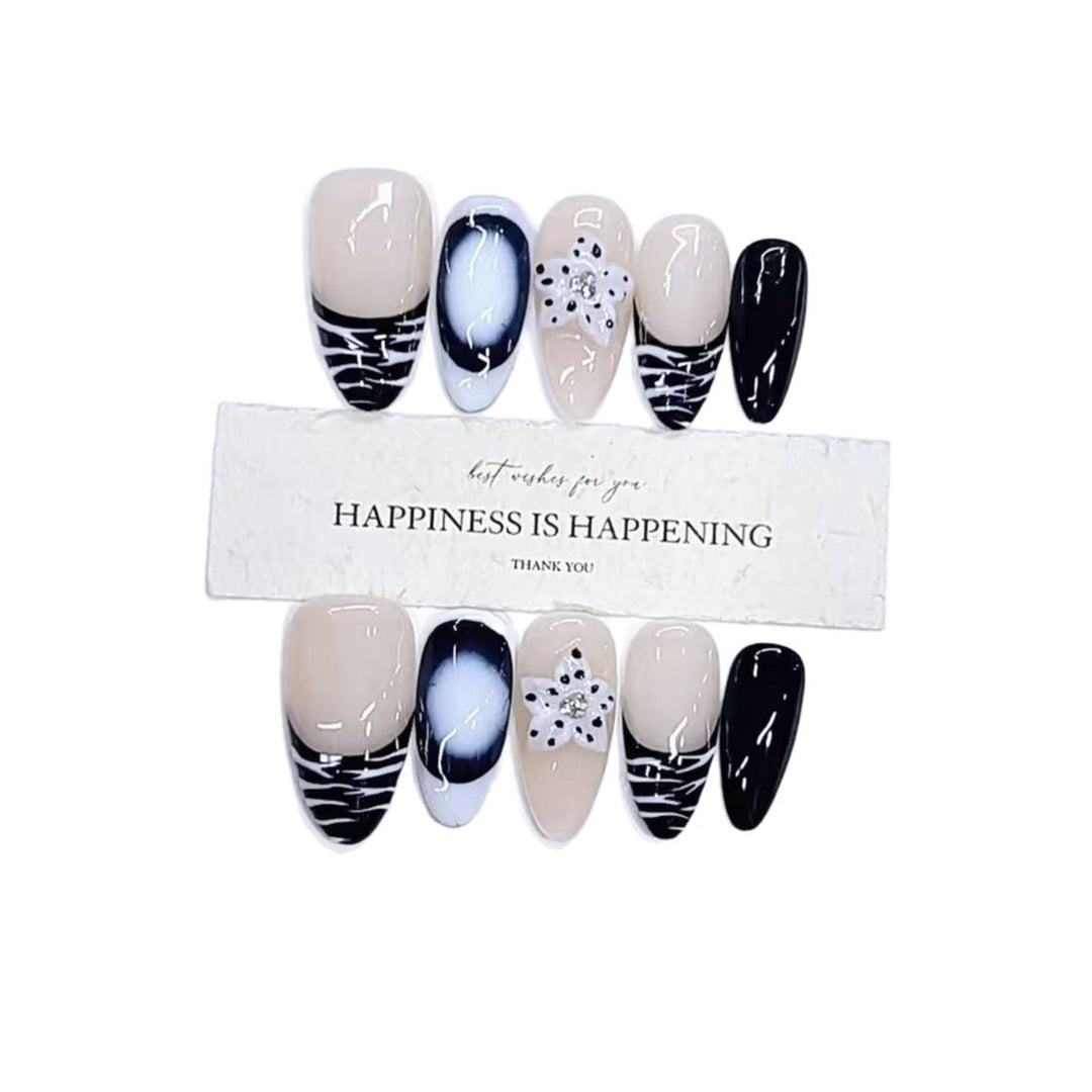 Künstlerisches Press-On Nagelkunst Set mit elegantem floralem Design Karnz