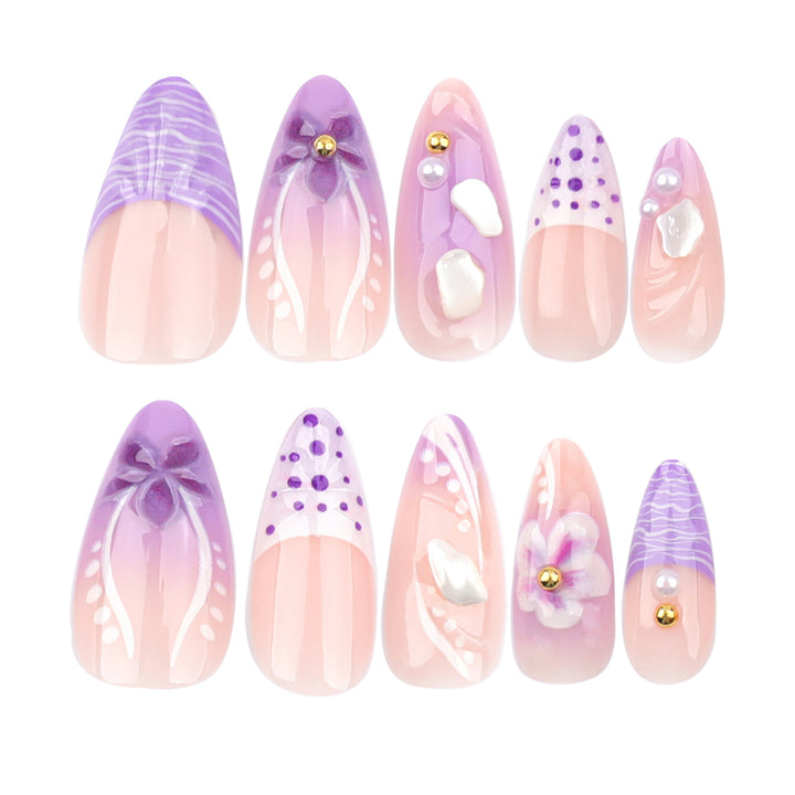 Kunstvolle Nagelverlängerungen mit eleganten floralen Verzierungen Karnz