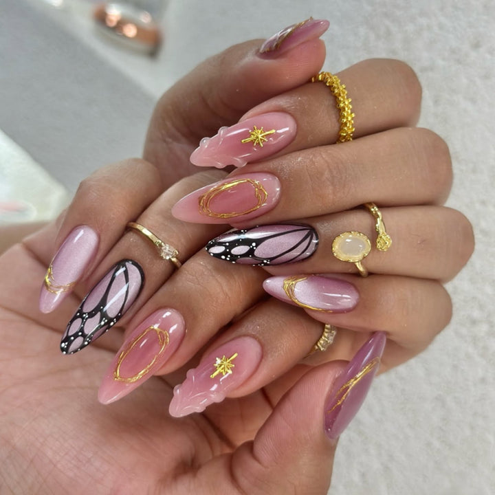 Elegante Nagelkunst im maritime Design mit Glitzer und 3D-Akzenten Karnz