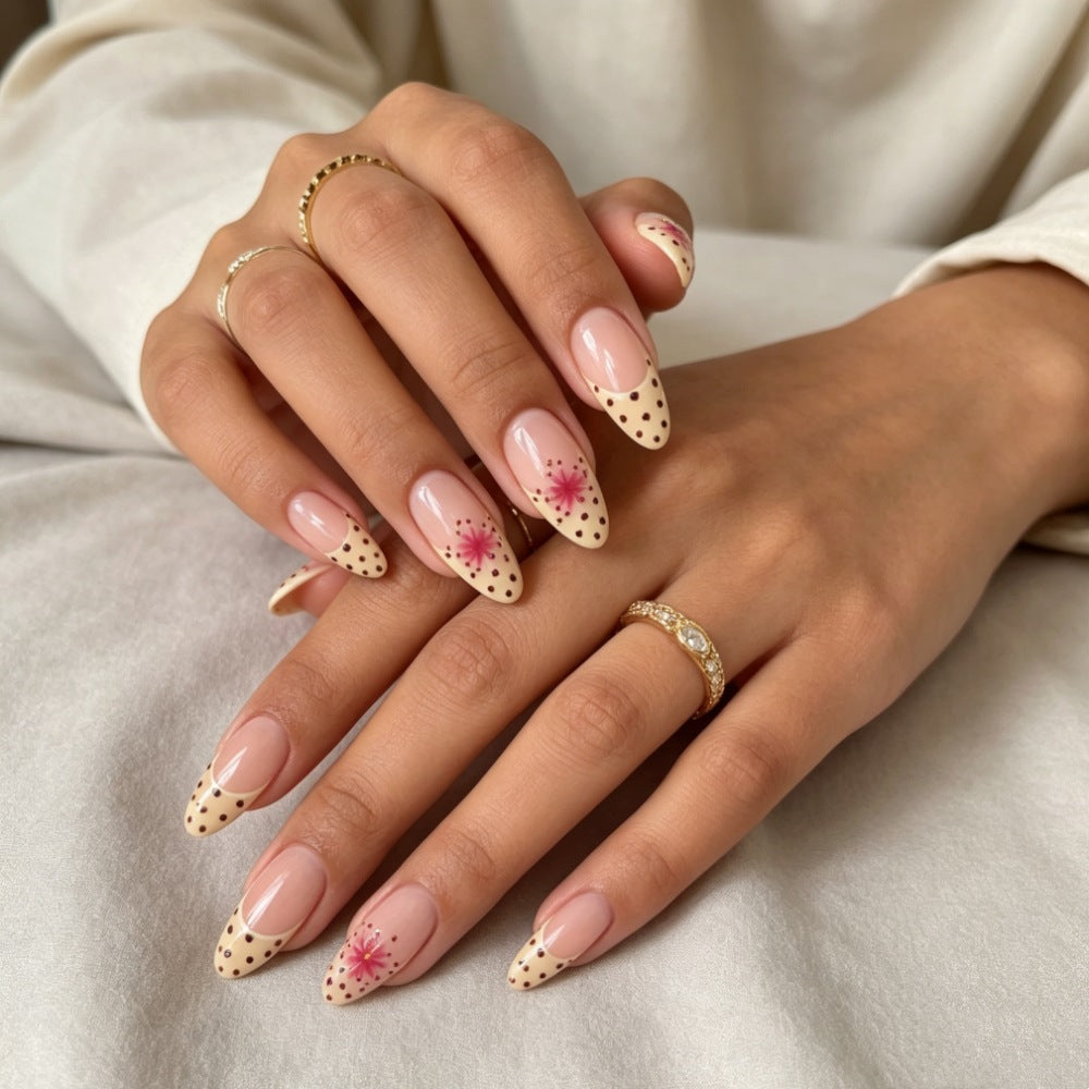 Elegante Dekorative Nagelverlängerungen