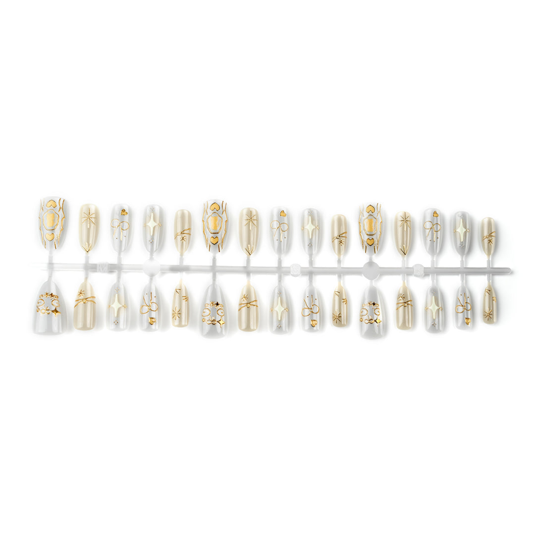 Dekorativer Press-On-Nagelset mit eleganten goldenen Akzenten