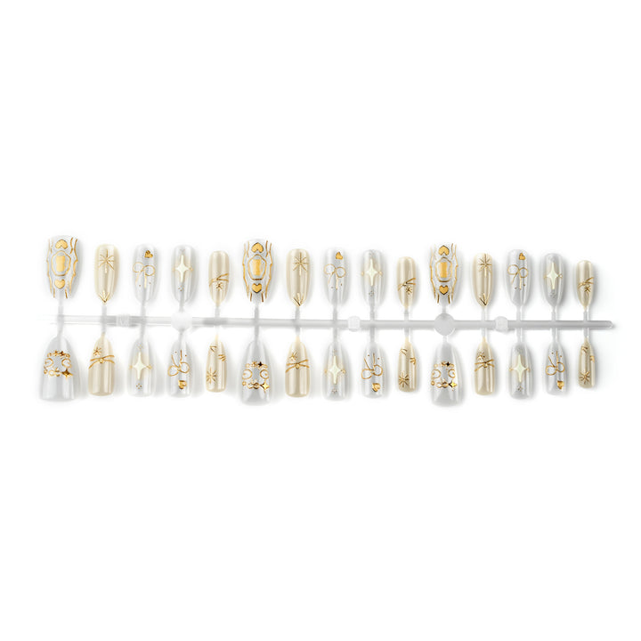 Dekorativer Press-On-Nagelset mit eleganten goldenen Akzenten
