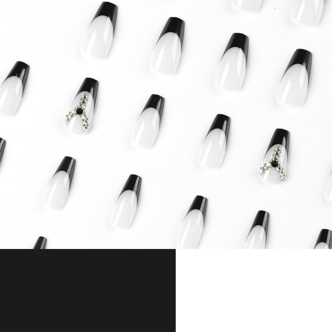 Kunstvolle Nagelverlängerungen mit Glitzer- und Ombre-Details Karnz