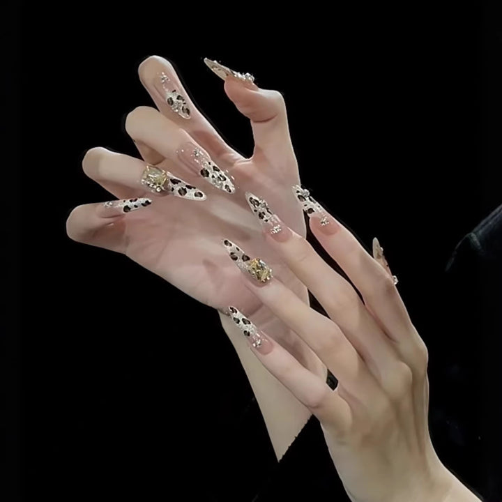 Kunstnägel mit Glamourösen Glitzerakzenten und Leopardenmotiv Karnz