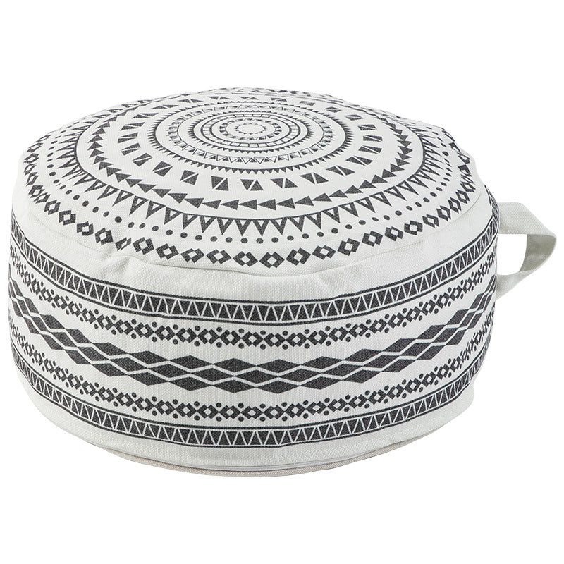 Runder Sitzpouf aus robustem Baumwollmix mit Ethno-Mandala‑Print und Tragegriff
