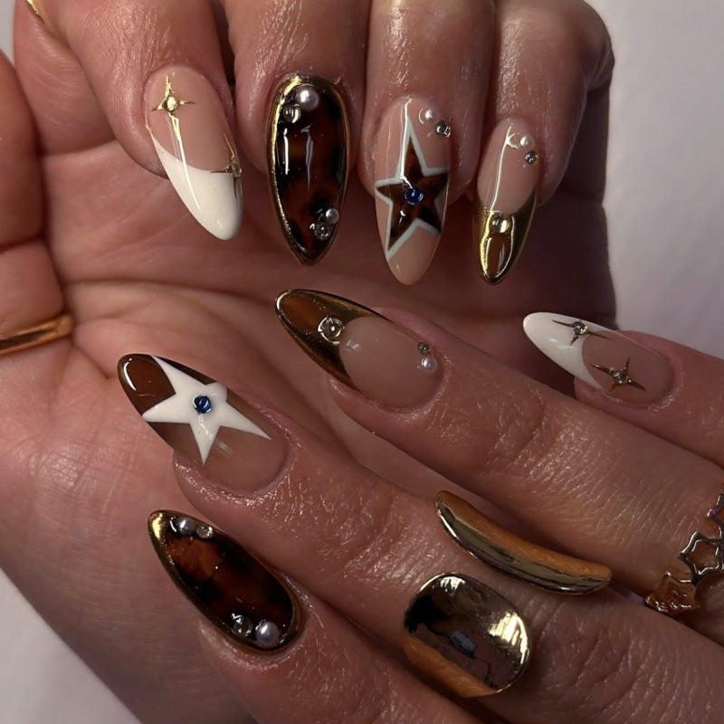 Kunstvolle Nagelverlängerungen im eleganten Glamour-Design Karnz