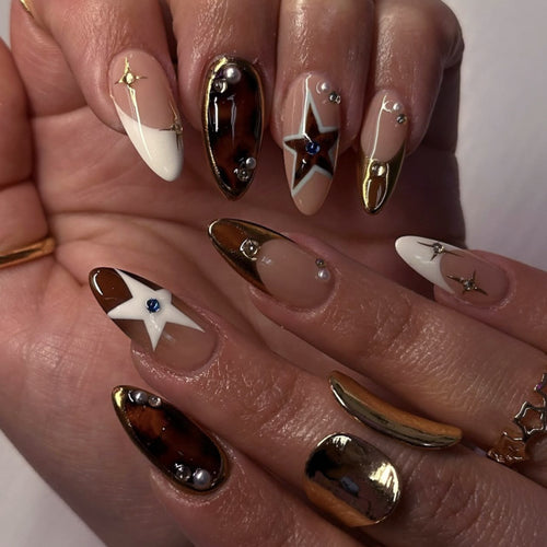Kunstvolle Nagelverlängerungen im eleganten Glamour-Design Karnz
