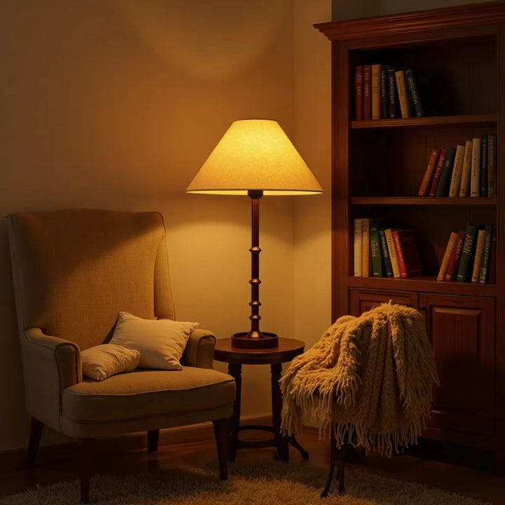 Elegante Tischlampe mit klassischem Schirmdesign