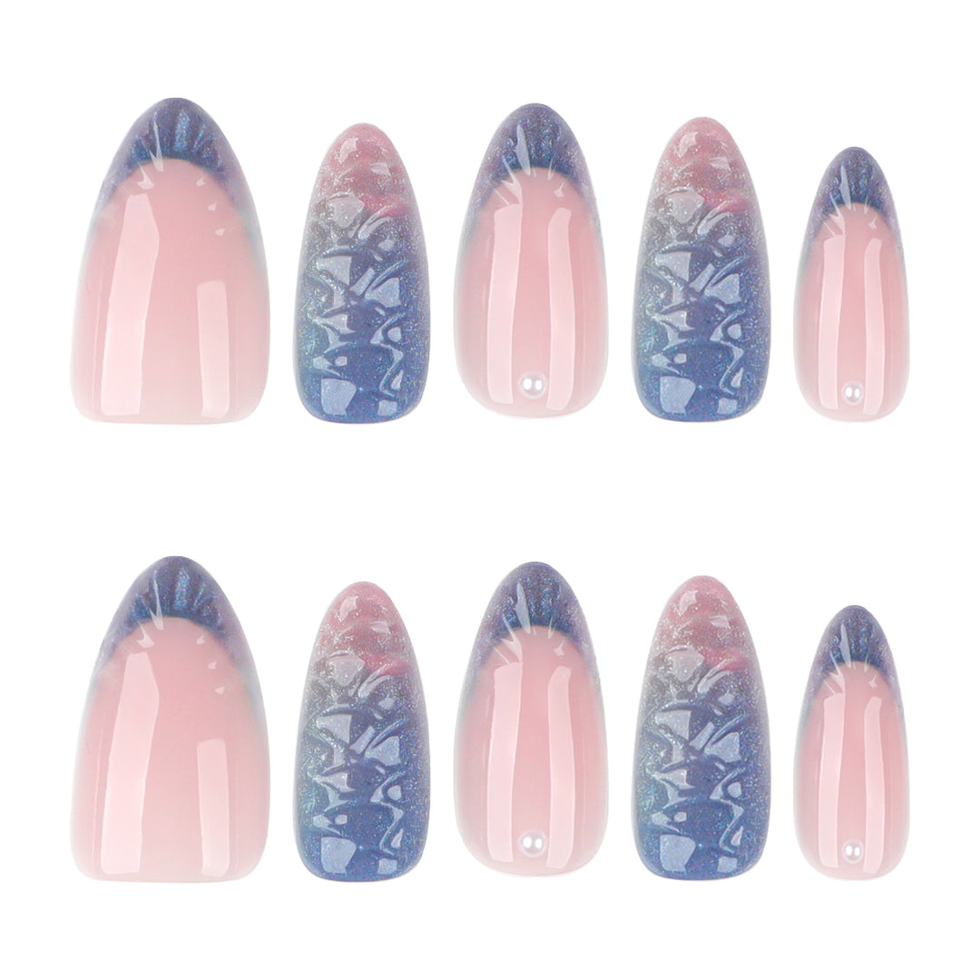 Kunstvolle Nagelverlängerungen mit schimmerndem Farbenspiel und glamourösen Akzenten Karnz