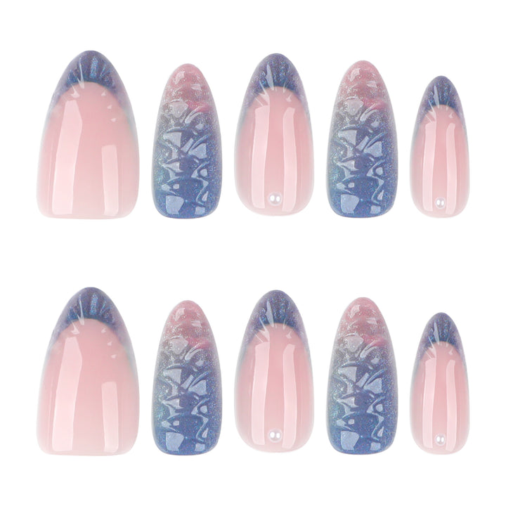 Kunstvolle Nagelverlängerungen mit schimmerndem Farbenspiel und glamourösen Akzenten Karnz