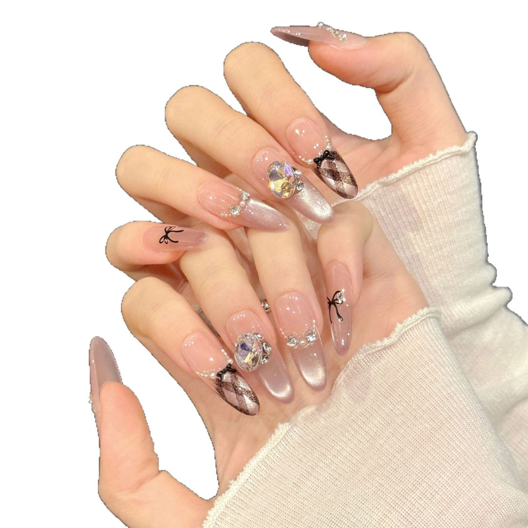 Glamouröse Stiletto Press-On Nagelkunst mit Schmuckakzenten