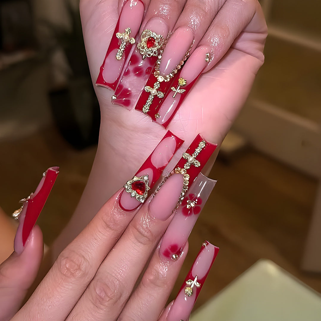 Glamouröse Stiletto Druck-Nägel mit künstlerischen goldenen und roten Akzenten Karnz