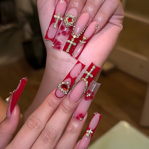 Glamouröse Stiletto Druck-Nägel mit künstlerischen goldenen und roten Akzenten Karnz