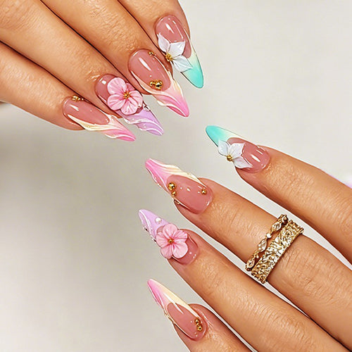 Kunstnagelset mit eleganten Blüten- und zarten Farbverläufen Karnz