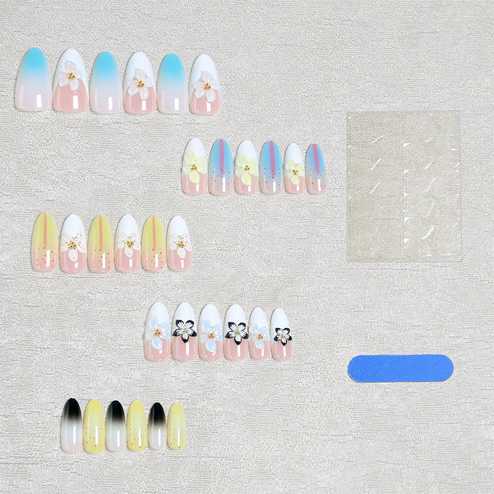 Kunstnagelset mit floralen und glitzernden Verzierungen Karnz
