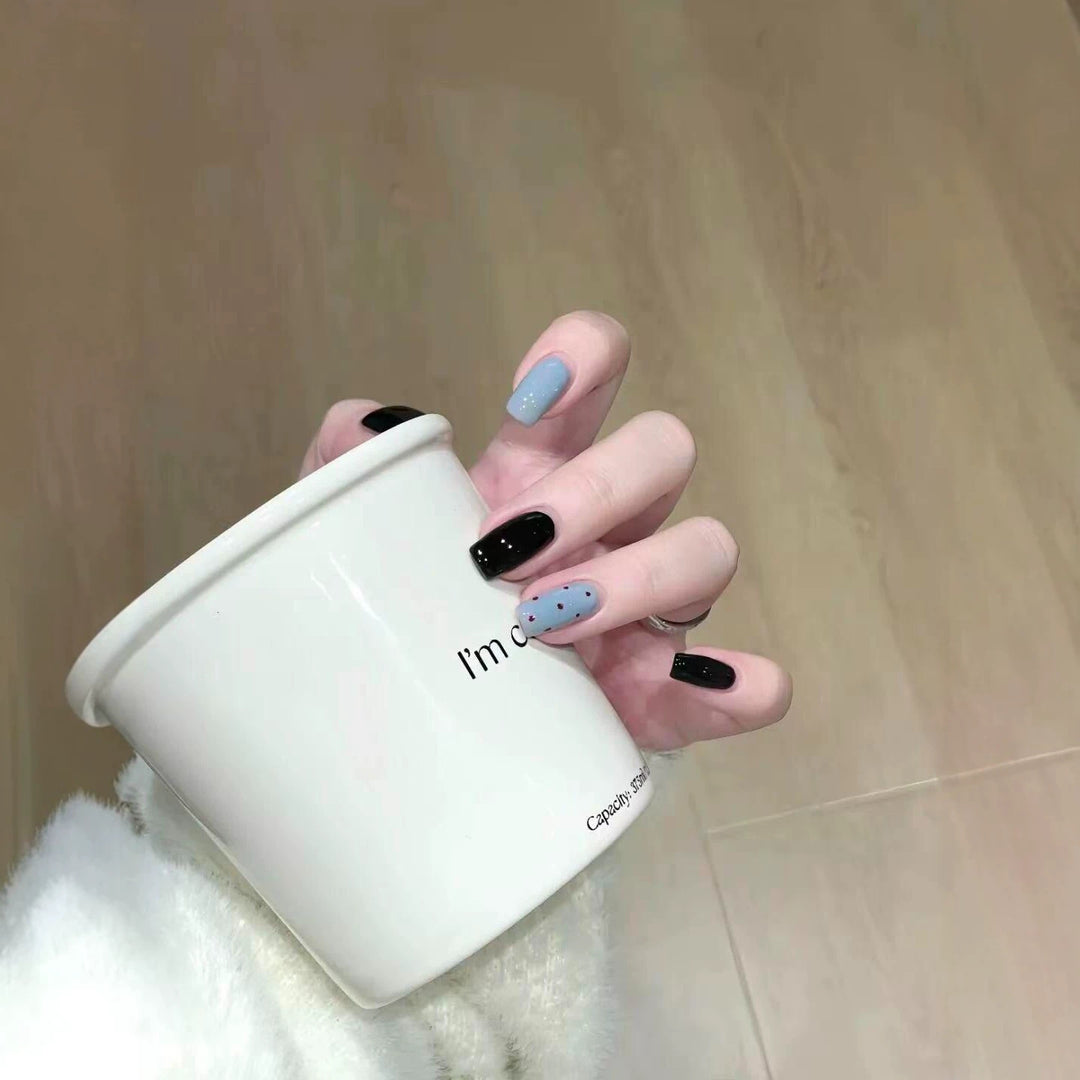 Künstlerische Press-On Nagelkunst mit kreativen Designs