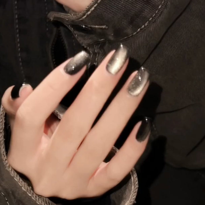 Glamouröse Kunstnägel mit holografischem Effekt Karnz