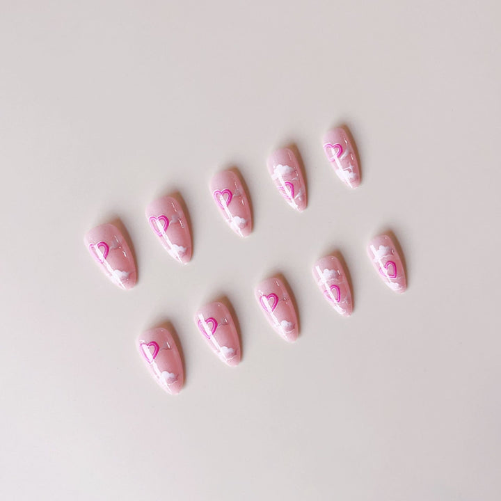 Kunstnagelset mit romantischen Herzakzenten und glitzerndem Finish Karnz