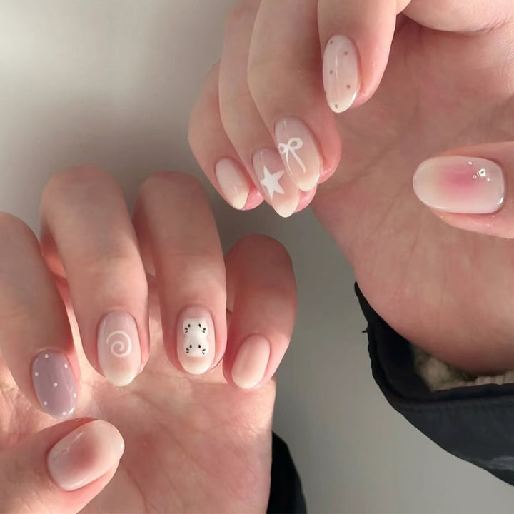 Künstlerisches Press-On Nagelset mit einzigartigen Dekorationselementen Karnz