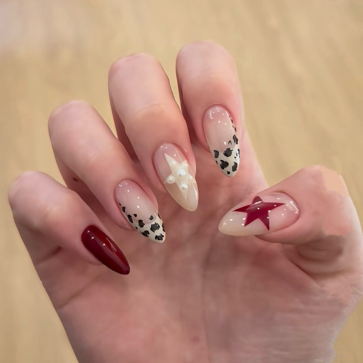 Stylisches Press-On-Nagelset mit künstlerischen Designs