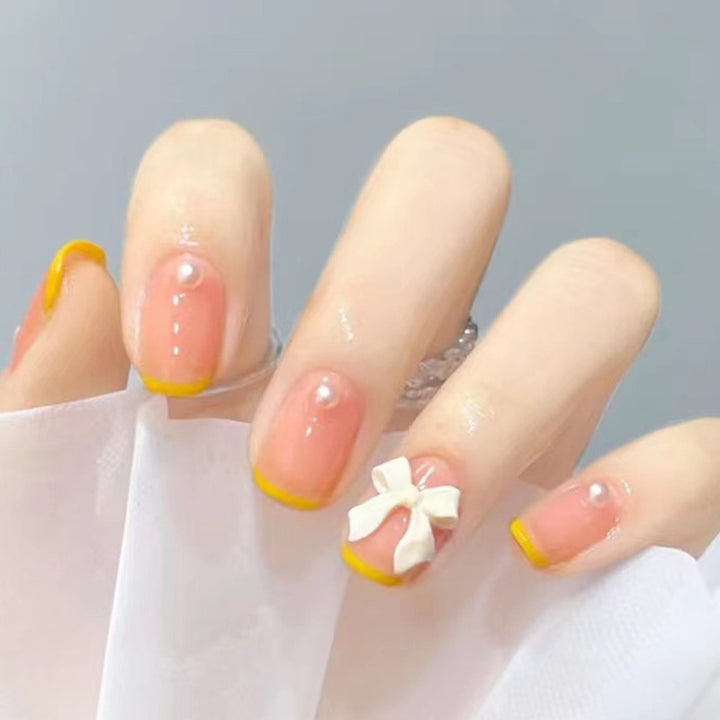 Kunstnägel mit eleganten 3D-Blumen und Glitzerakzenten Karnz