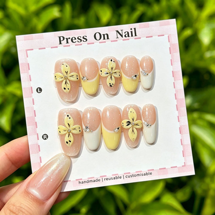 Künstlerisches Press-On Nägel Set mit tropischen und floralen Akzenten