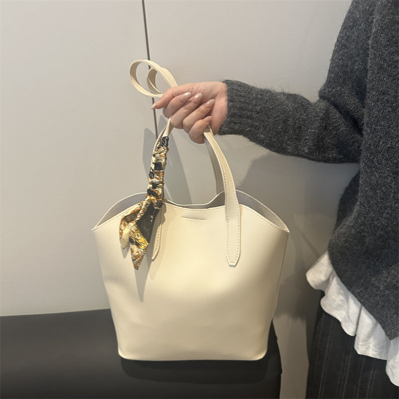 Elegante Tote Bag mit Schal-Akzenten