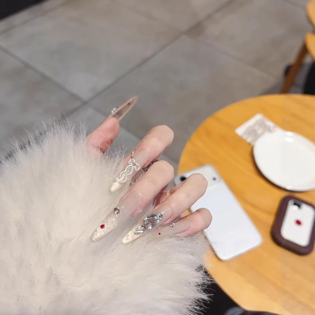 Künstlerische mit Kristallen verzierte Stiletto-Nagelerweiterungen