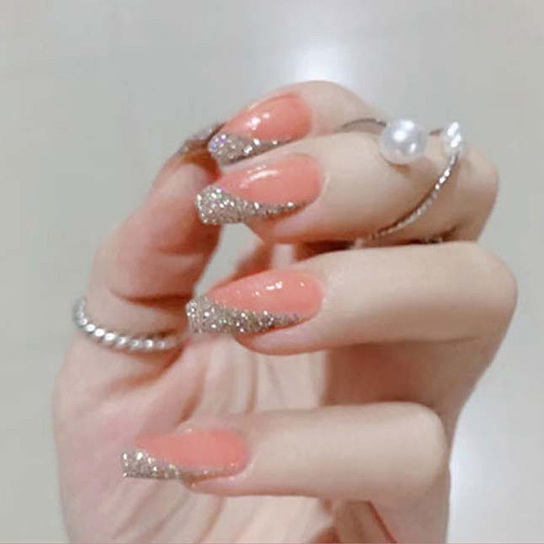 Glamouröses Kunstnagelset mit funkelnden Glitter- und French-Spitzen Karnz