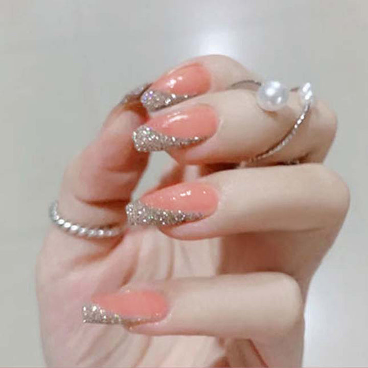 Glamouröses Kunstnagelset mit funkelnden Glitter- und French-Spitzen Karnz