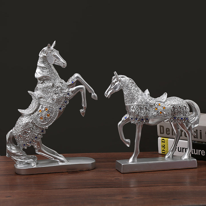 Elegante und kunstvolle Pferdefigur Karnz