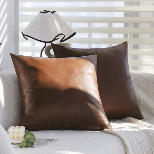 Quadratischer Premium-Kissenbezug aus veganem Nappaleder mit Soft‑Touch Oberfläche Karnz