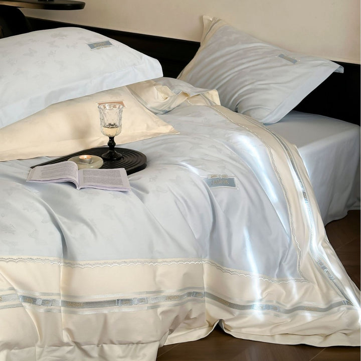 Premium-Bettwäscheset aus Baumwollsatin mit dezentem Schmetterlings‑Jacquard und Zierkeder